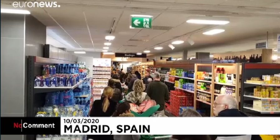 صفوف به هم فشرده مادریدی‌های نگران از کرونا در سوپرمارکت‌ها
